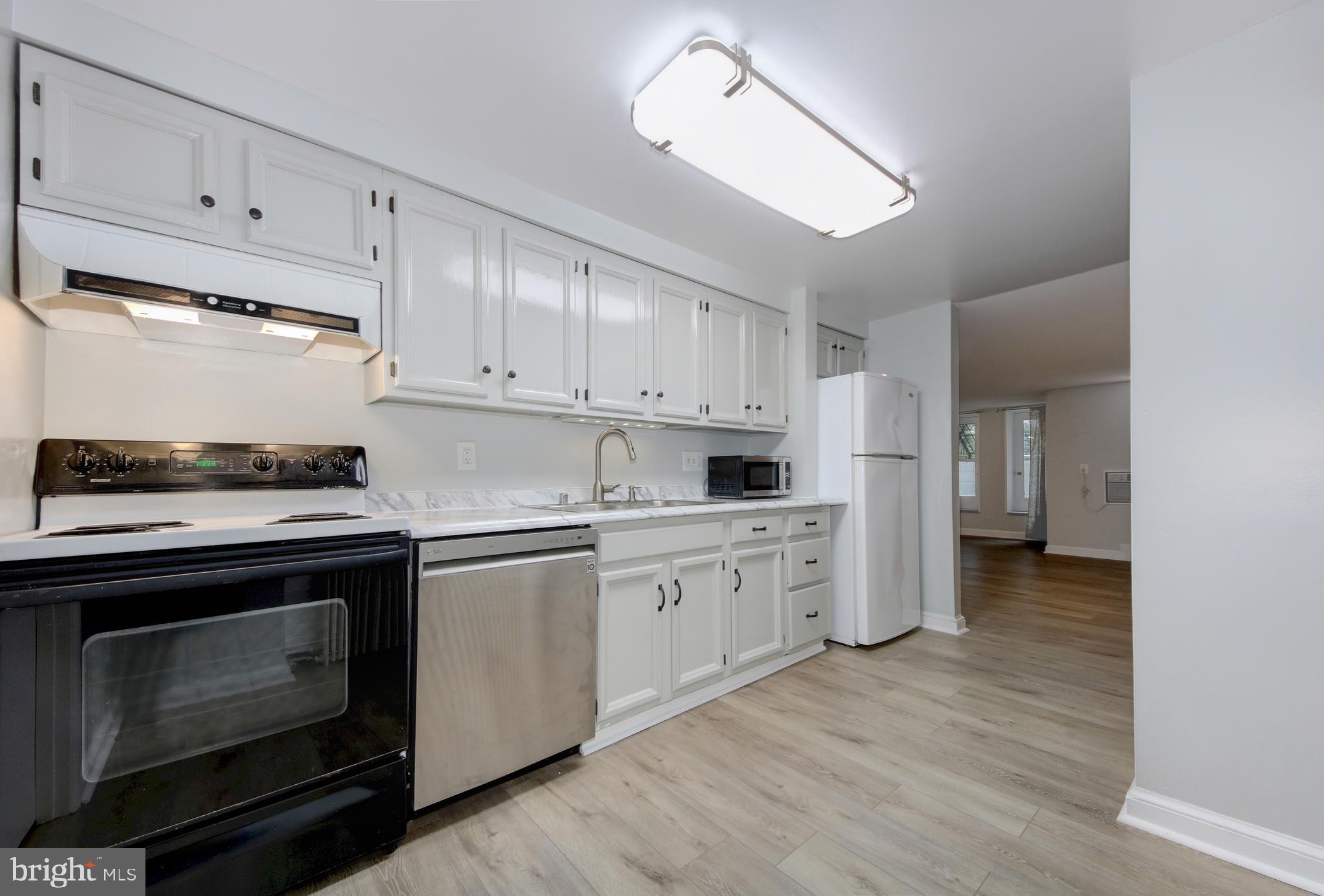 2007 B Kalorama Road Northwest, Unit B Washington, DC 20009 - Photo 8 of 38 A chefs kitchen