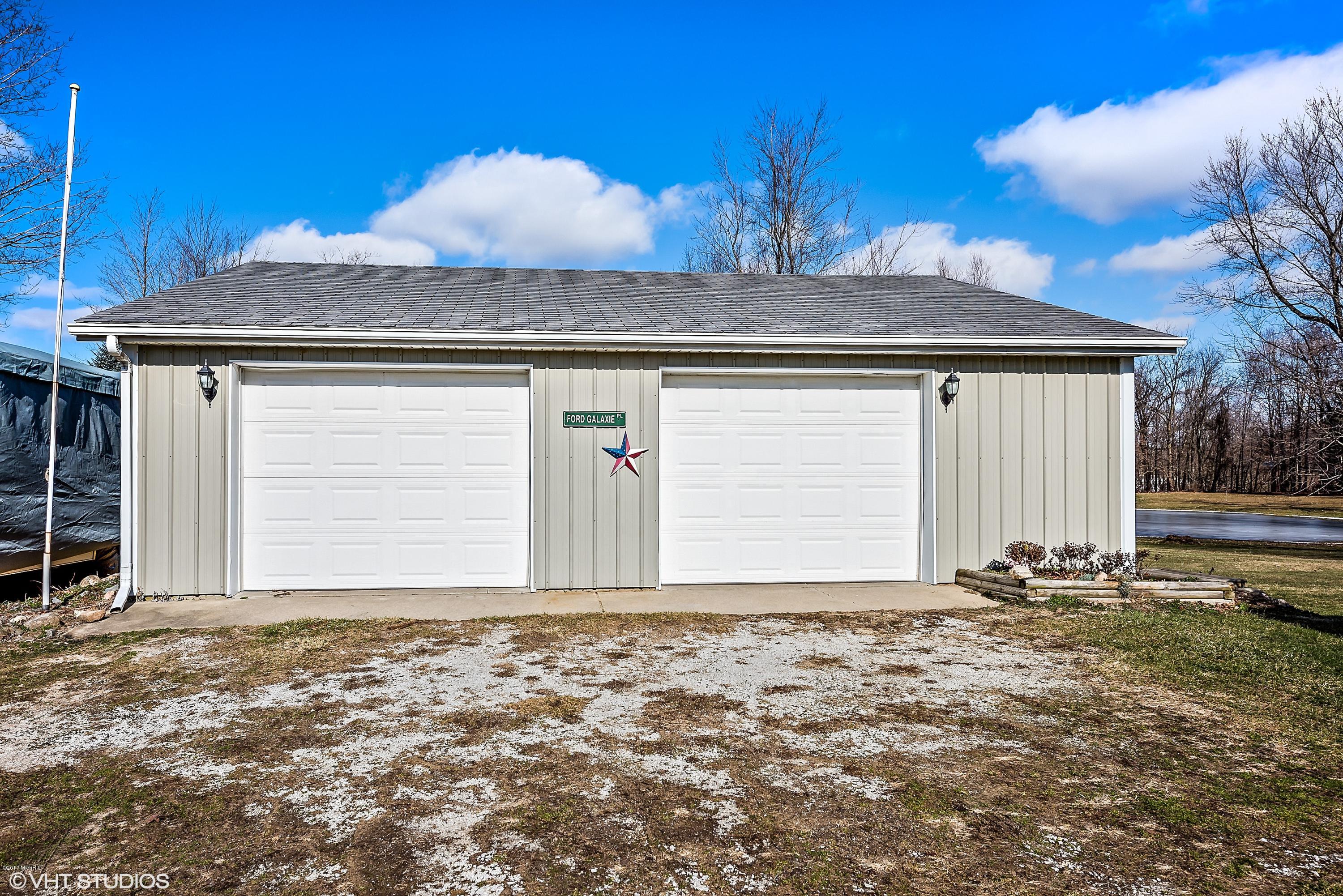 15053 Gardner Road Galien, MI 49113 - Photo 3 of 11 07_15053Gardner_35_Garage_HiRes