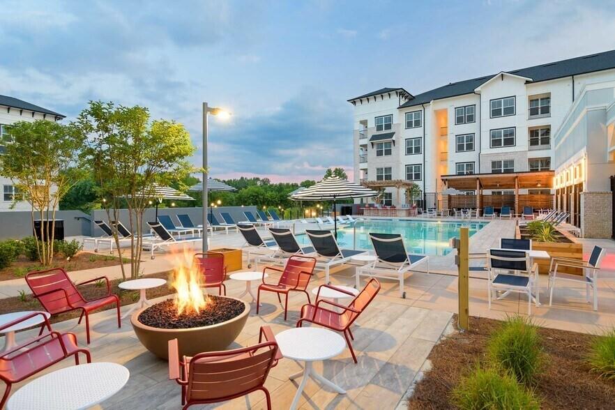 6255 Riverview Road Southeast, Unit B1 Smyrna, GA 30126 - Photo 3 of 17 a outdoor space with lots of tables and chairs