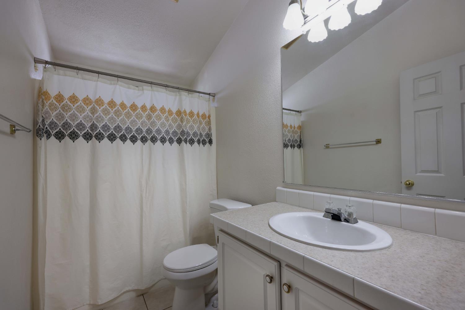 450 Gladycon Road, Unit 83 Colfax, CA 95713 - Photo 20 of 52 Guest bathroom