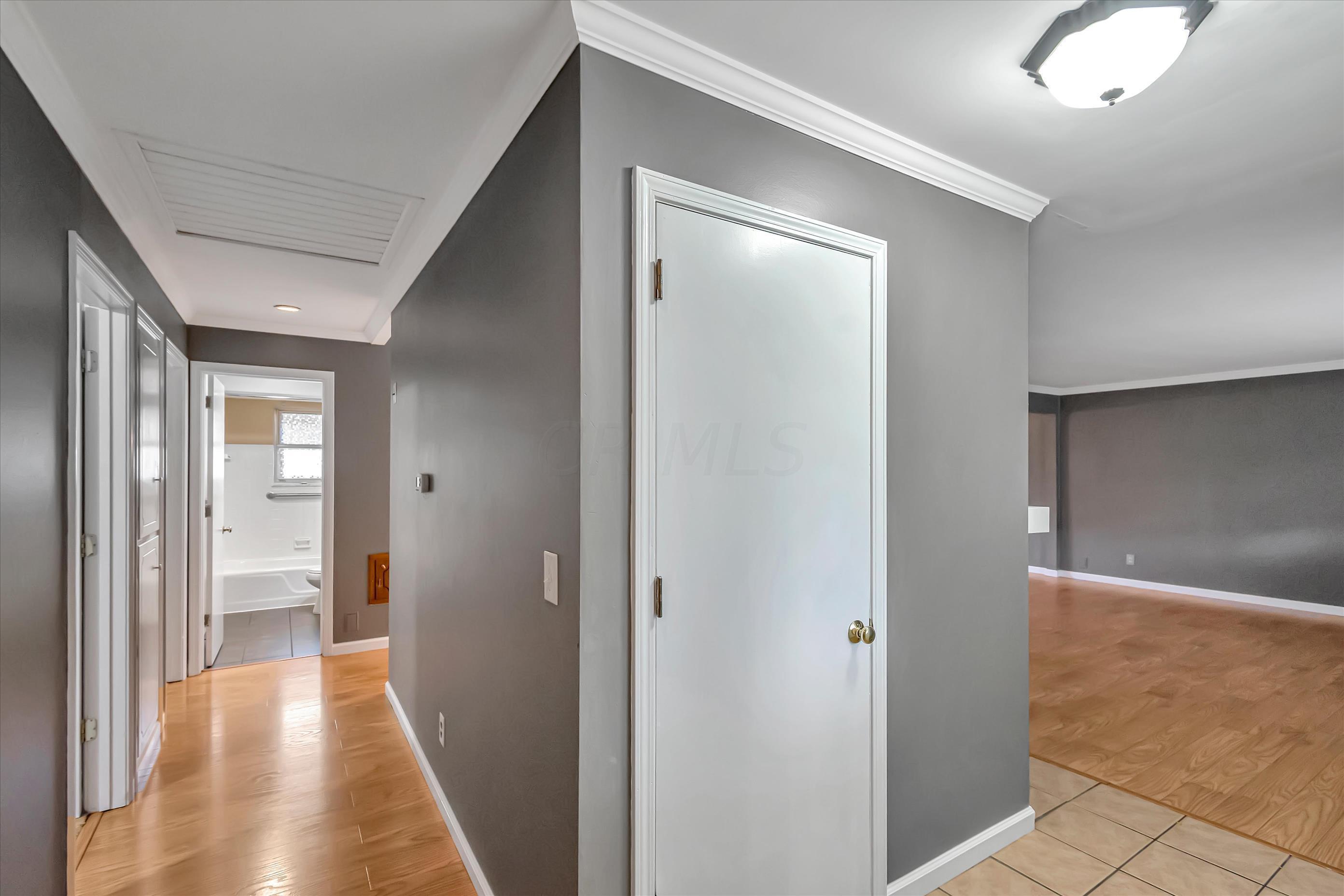 415 James Road Columbus, OH 43230 - Photo 6 of 36 F8_415JamesRd_21