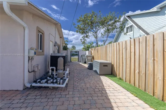 $10,000 | 1660 Northeast 25th Avenue, Pompano Beach, FL 33062