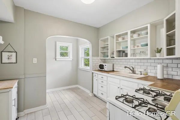 $289,900 | 949 College Avenue Northeast, Grand Rapids, MI 49503