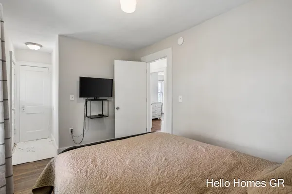 $289,900 | 949 College Avenue Northeast, Grand Rapids, MI 49503