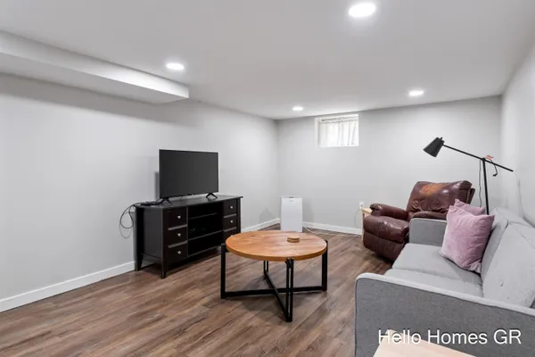 $289,900 | 949 College Avenue Northeast, Grand Rapids, MI 49503