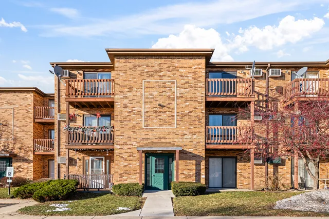 $1,690 | 1324 Geneva Drive, Unit 3B, Palatine, IL 60074