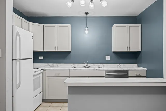 $1,690 | 1324 Geneva Drive, Unit 3B, Palatine, IL 60074