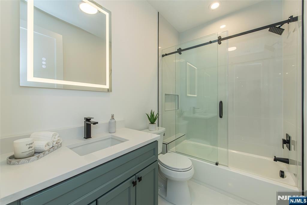 778 Wynetta Place Paramus, NJ 07652 - Photo 31 of 44 Gallery Image 31