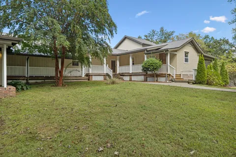 a view of a house with backyard