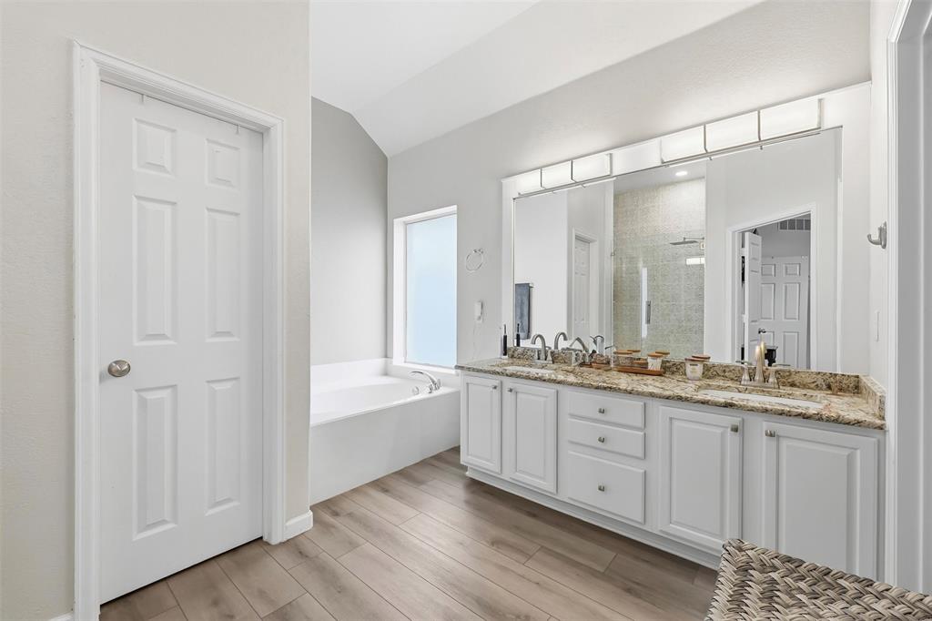 1801 Rim Rock Trail Mansfield, TX 76063 - Photo 20 of 40 a bathroom with 2 sink tub and a mirror