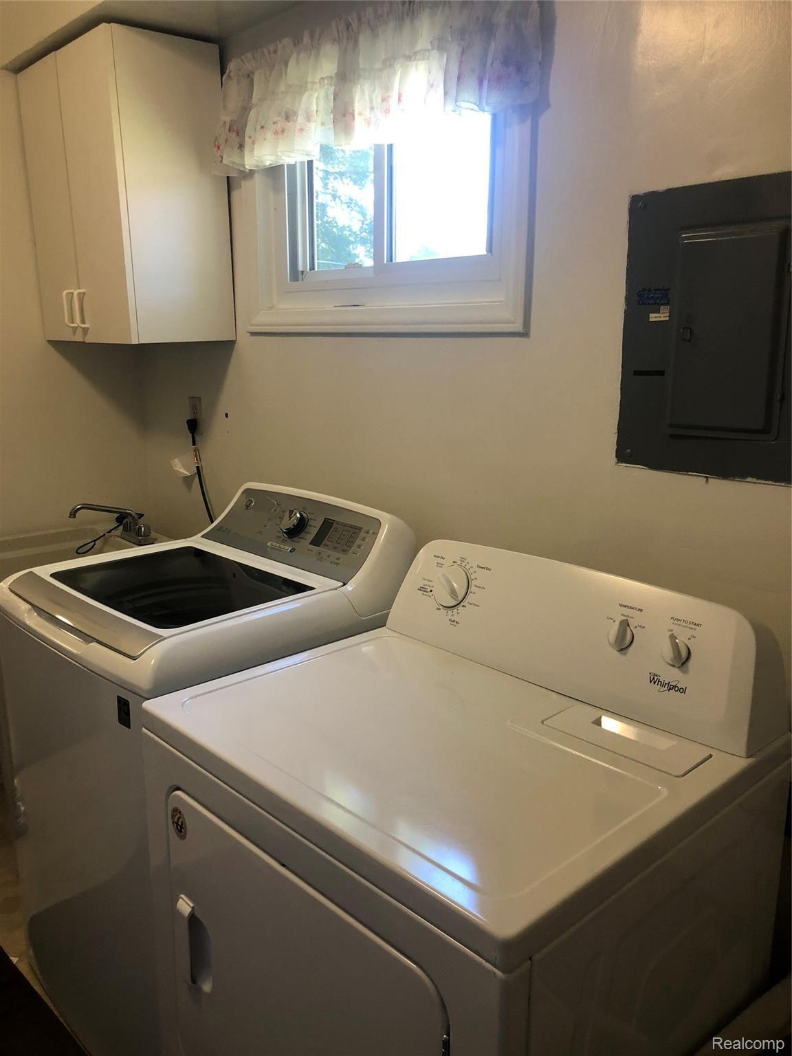 6474 Greer Road West Bloomfield, MI 48324 - Photo 22 of 29 Greer 6474 Laundry room.jpg