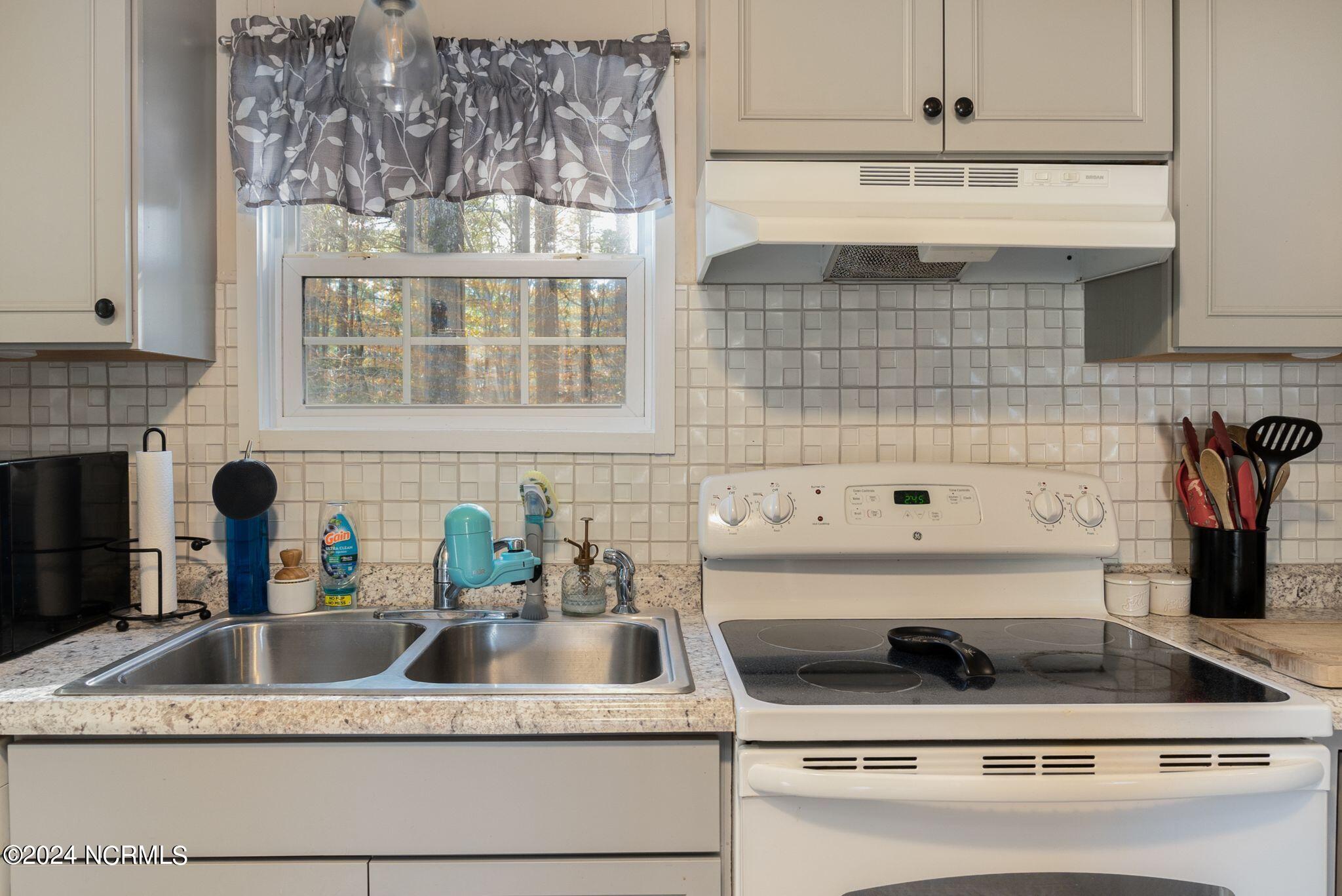 242 Shingle Brook Road New Bern, NC 28560 - Photo 22 of 49 Kitchen