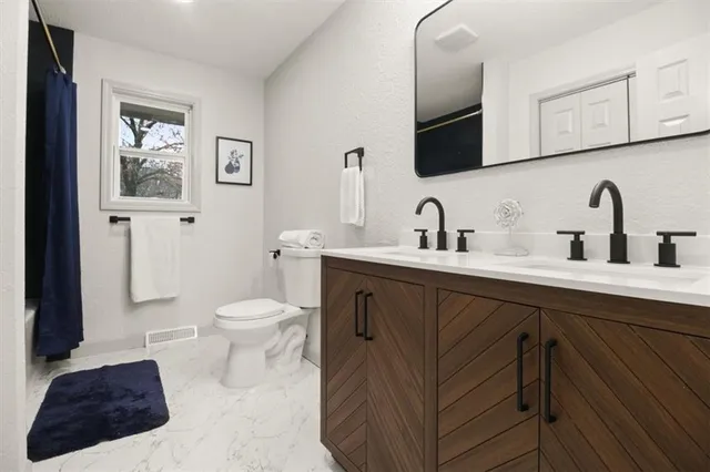 $317,900 | 504 Northwest Chateau Drive, Blue Springs, MO 64014