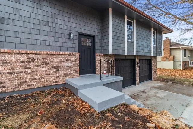 $317,900 | 504 Northwest Chateau Drive, Blue Springs, MO 64014