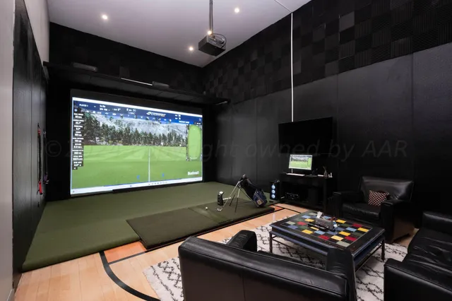 a view of backyard of the house