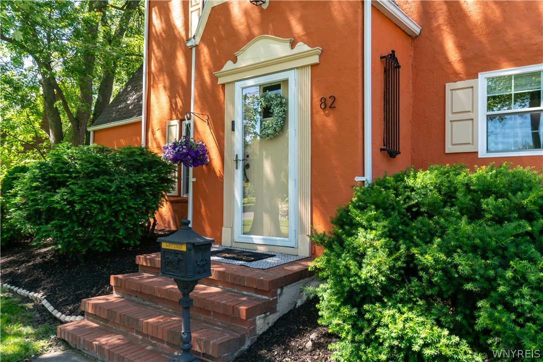 82 Doncaster Road Tonawanda Town, NY 14217 - Photo 2 of 50 This is curb appeal, mailbox stays!