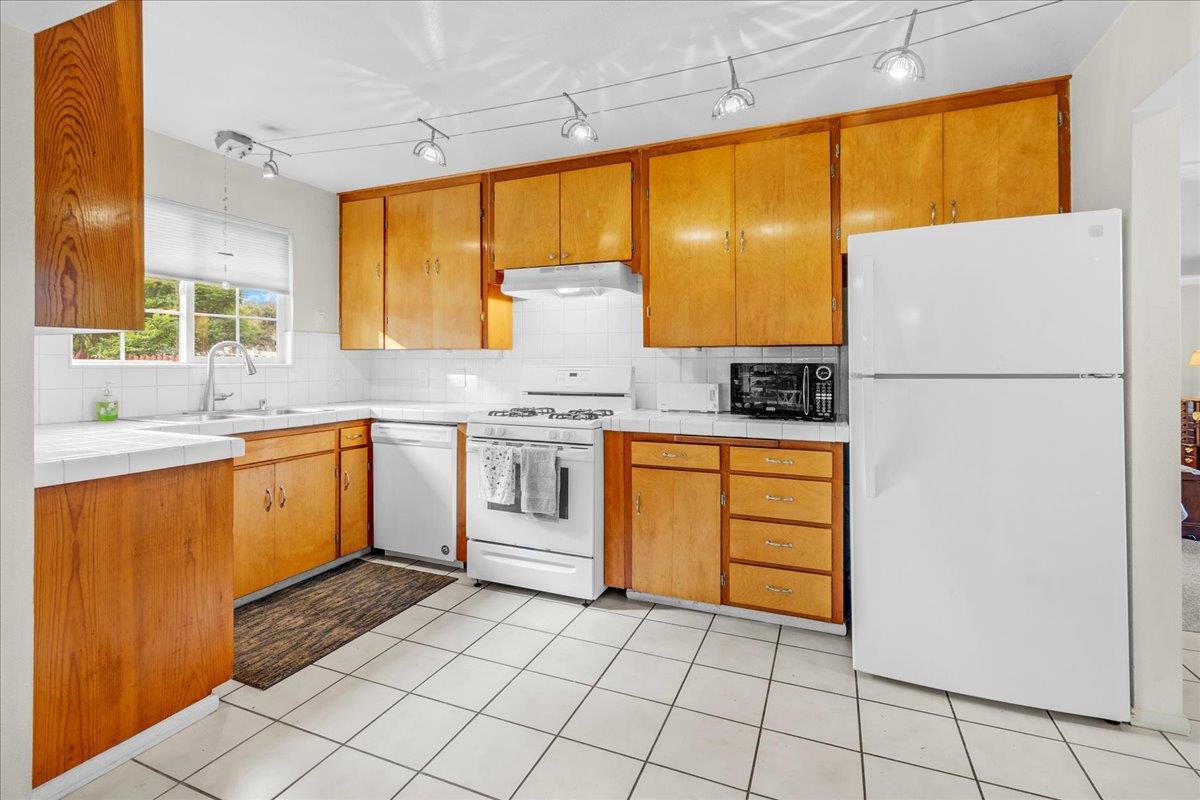 1291 Pacific Street Monterey, CA 93940 - Photo 12 of 42