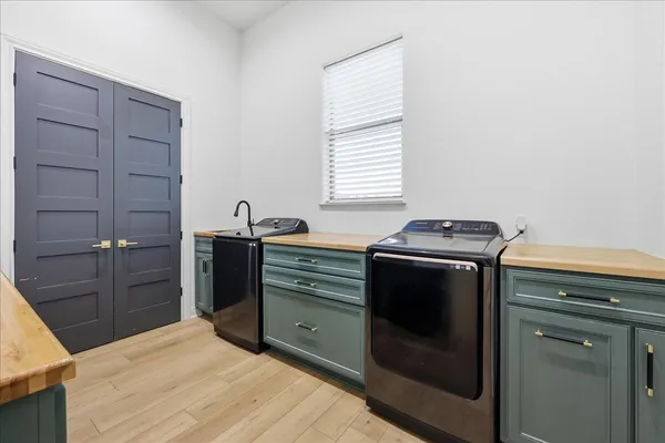 a view of a house with backyard