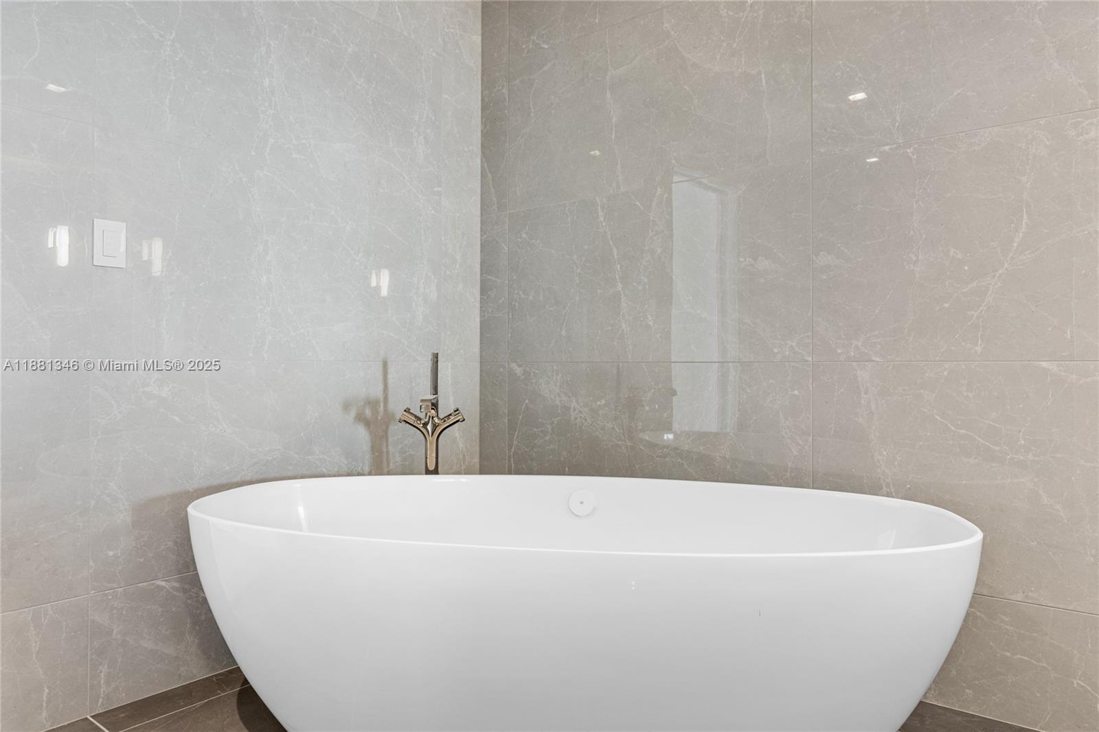 1116 North Ocean Boulevard, Unit 1404 Pompano Beach, FL 33062 - Photo 32 of 80 a bathroom with a bathtub