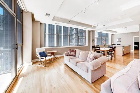 $450,000 | 212 West Washington Street, Unit 1505, Chicago, IL 60606