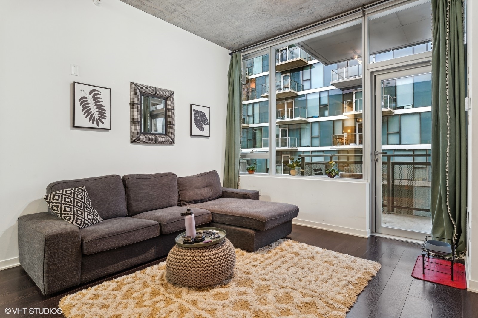 1345 South Wabash Avenue, Unit 1408 Chicago, IL 60605 - Photo 4 of 13 a living room with furniture