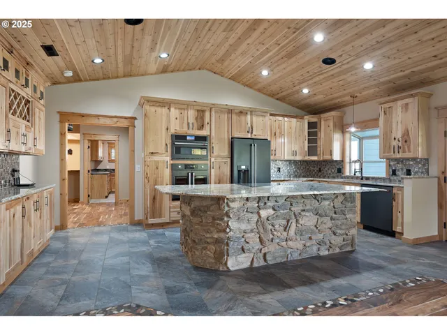 $695,000 | 818 Sierra Vista Drive, Newberg, OR 97132