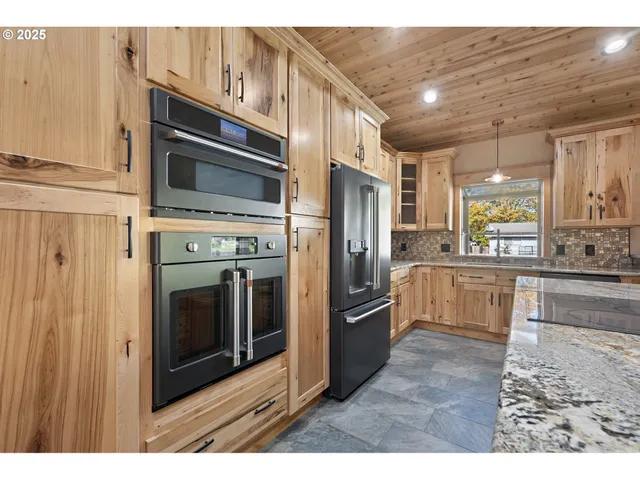 $695,000 | 818 Sierra Vista Drive, Newberg, OR 97132