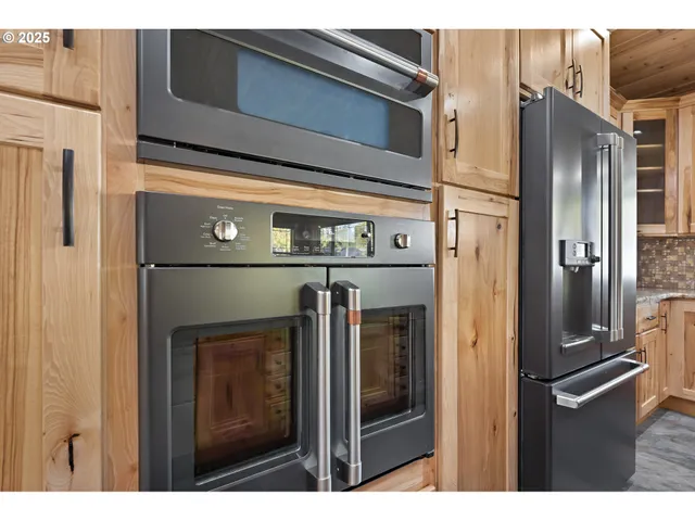 $695,000 | 818 Sierra Vista Drive, Newberg, OR 97132