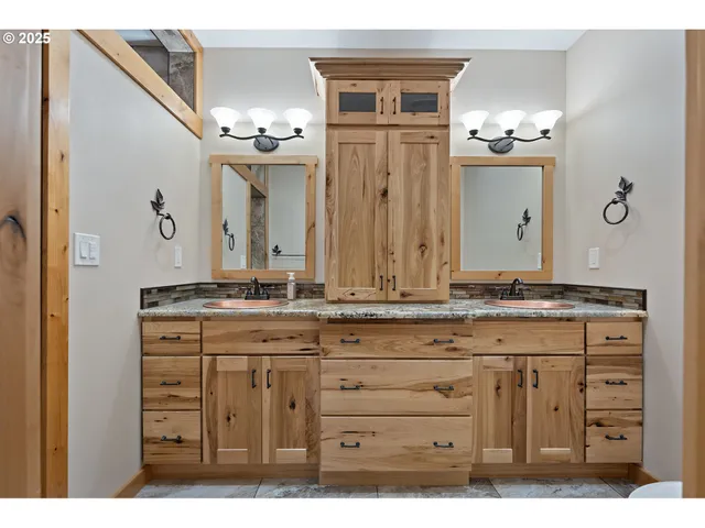 $695,000 | 818 Sierra Vista Drive, Newberg, OR 97132