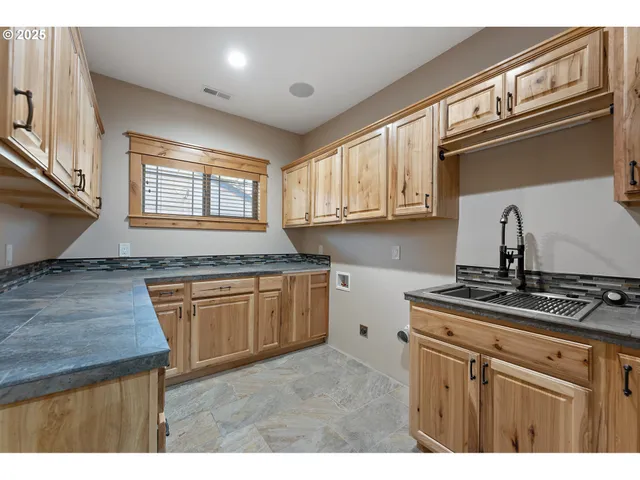 $695,000 | 818 Sierra Vista Drive, Newberg, OR 97132