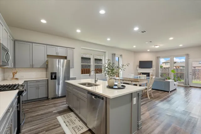 a view of a house with yard and porch