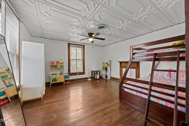 a view of a livingroom with furniture and a ceiling fan
