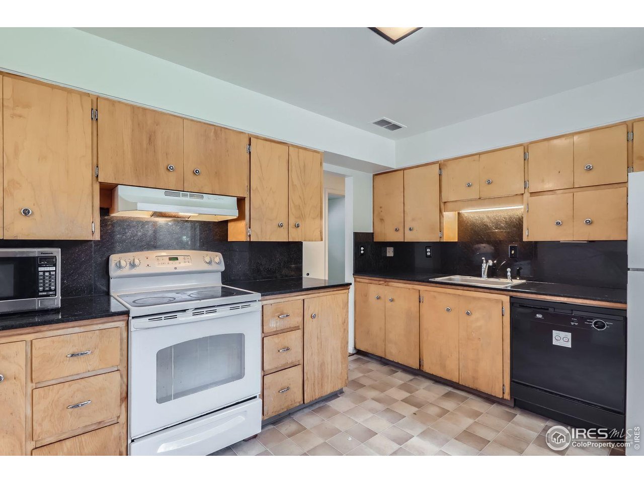 1517 Crestmore Place Fort Collins, CO 80521 - Photo 7 of 28 Kitchen