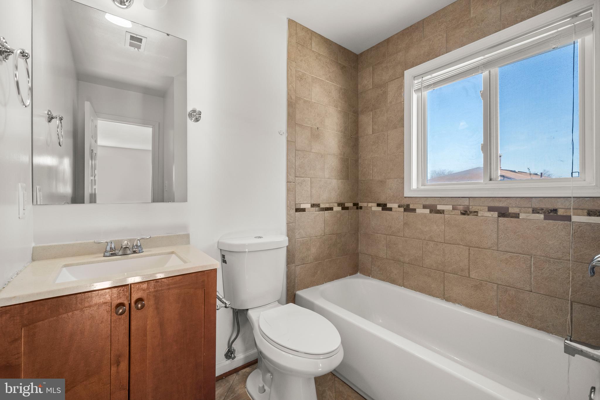 8100 Oxon Hill Road Fort Washington, MD 20744 - Photo 23 of 40 a bathroom with a sink a toilet and a bathtub
