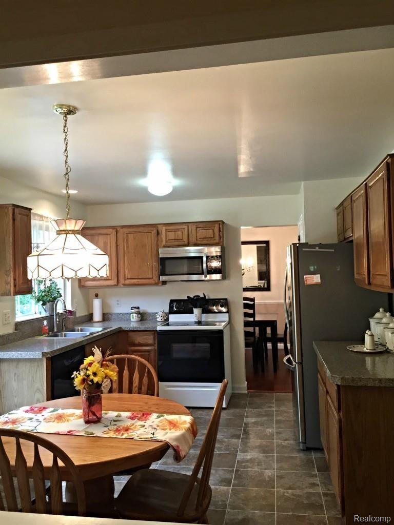 524 Bolinger Street Rochester, MI 48307 - Photo 6 of 13 IMG_2793.jpg