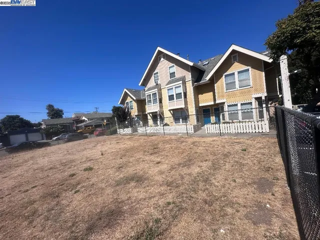 a view of house with a yard