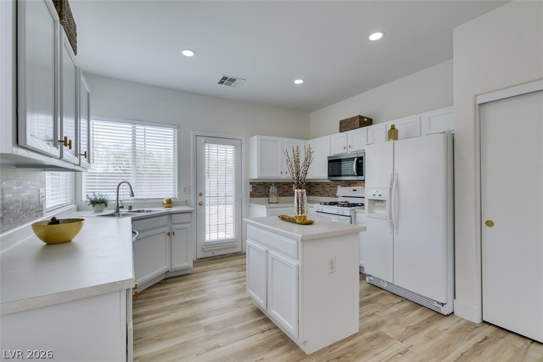10959 Pumpkin Ridge Avenue Las Vegas, NV 89135 - Photo 16 of 51 This cozy kitchen with garden window, central island, and plenty of light are the key factors of your new kitchen at 10959 Pumpkin Ridge Ave LV NV 89135.