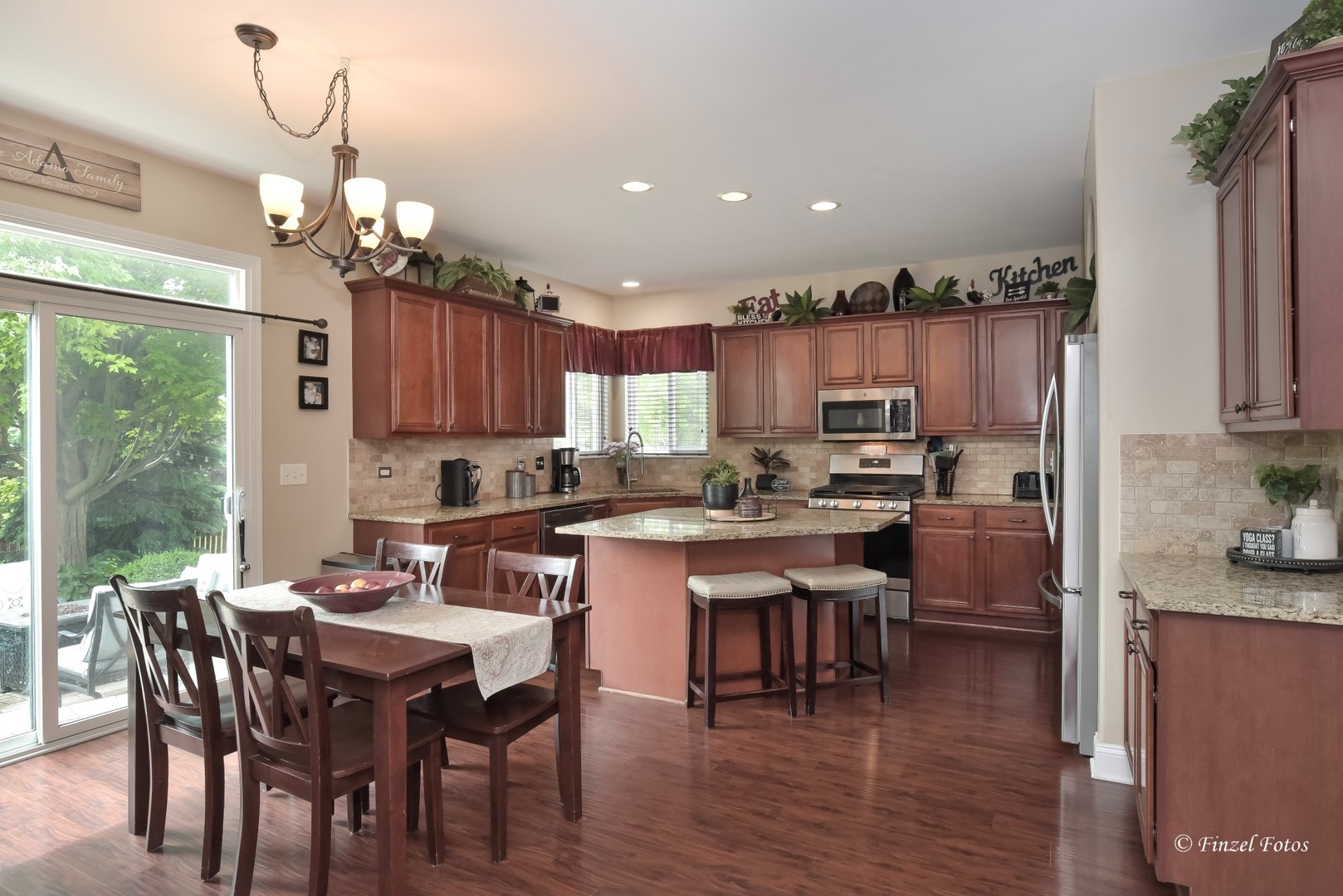 247 Pawtucket Avenue Elgin, IL 60124 - Photo 7 of 39