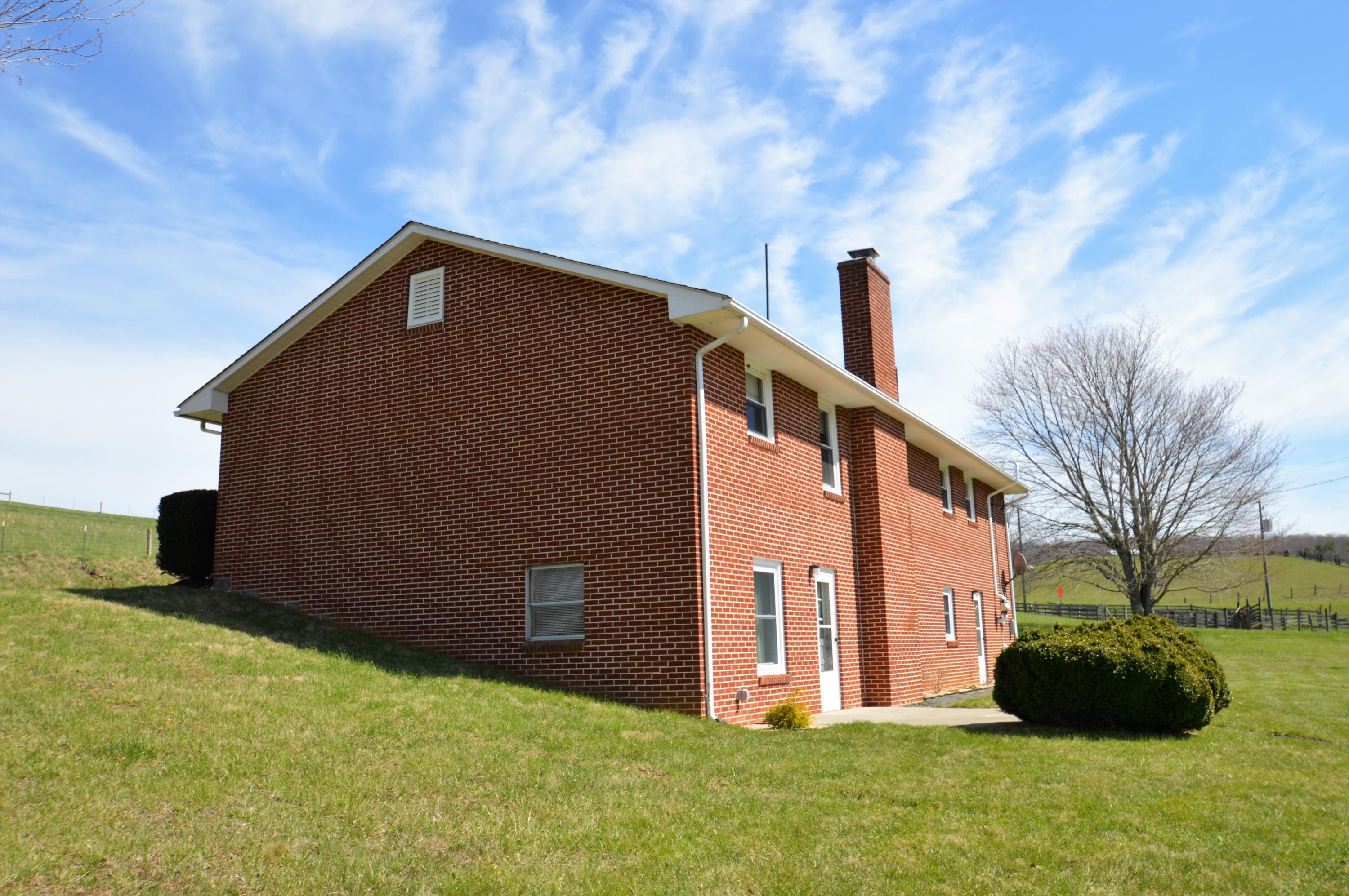 426 Poor Farm Road Southeast Floyd, VA 24091 - Photo 7 of 40 a backyard of a house with lots of green space