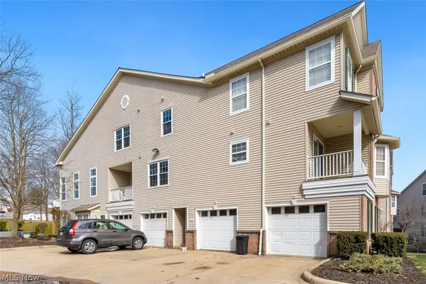 $214,900 | 868 Tollis Parkway, Unit AL, Broadview Heights, OH 44147