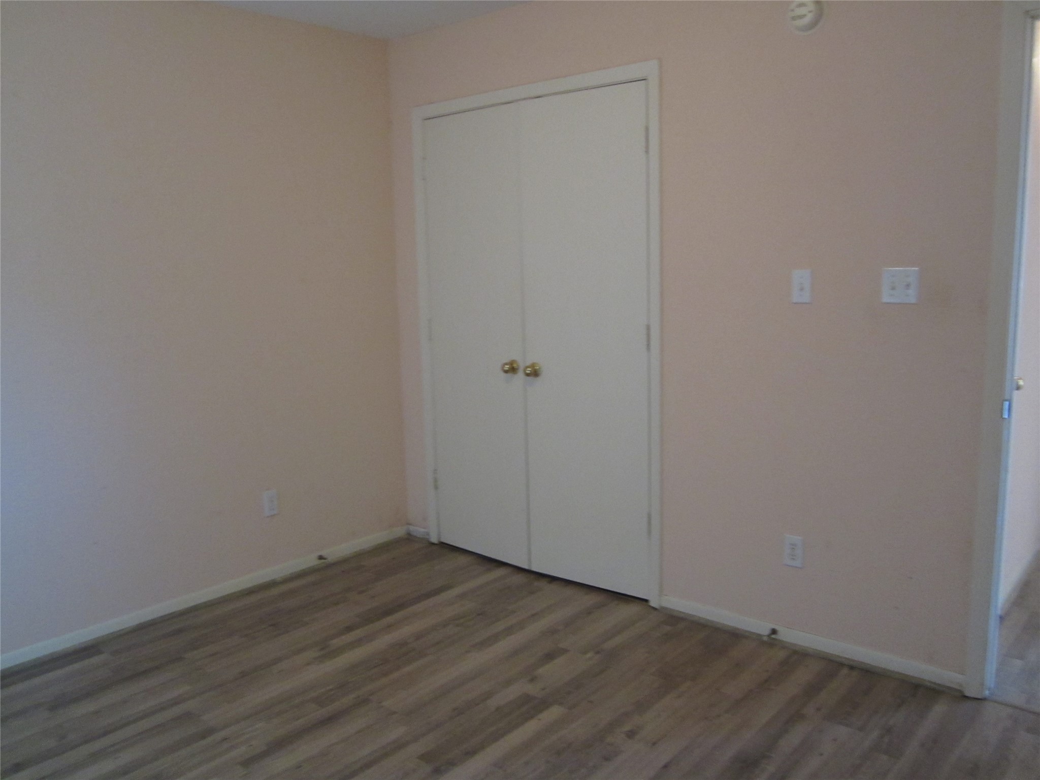 20697 Pierceall Road Hempstead, TX 77445 - Photo 23 of 35 Secondary bedroom with laminate flooring, and a nice size double door closet. It's simple and ready for personalization.