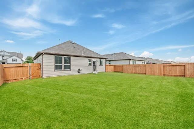 a view of a house with backyard and garden