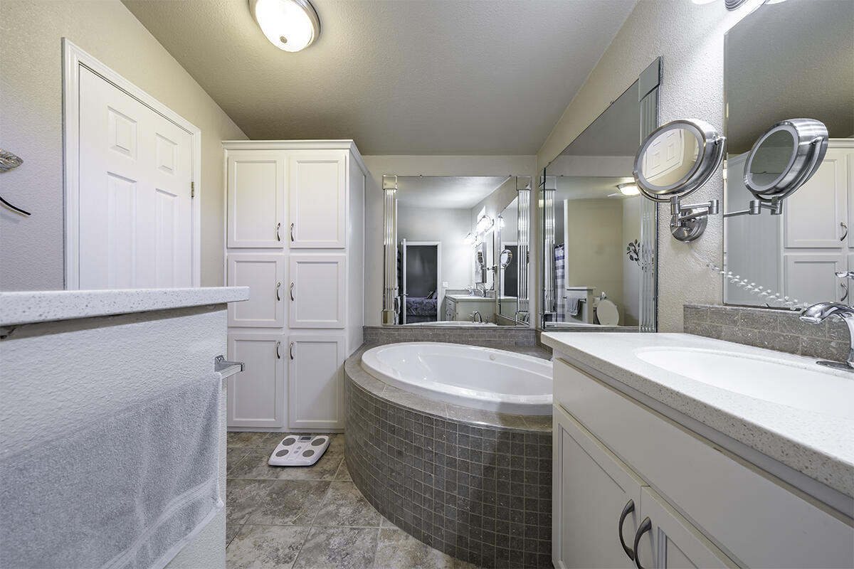 2010 Stewart Road Grants Pass, OR 97526 - Photo 13 of 32 bath-primary