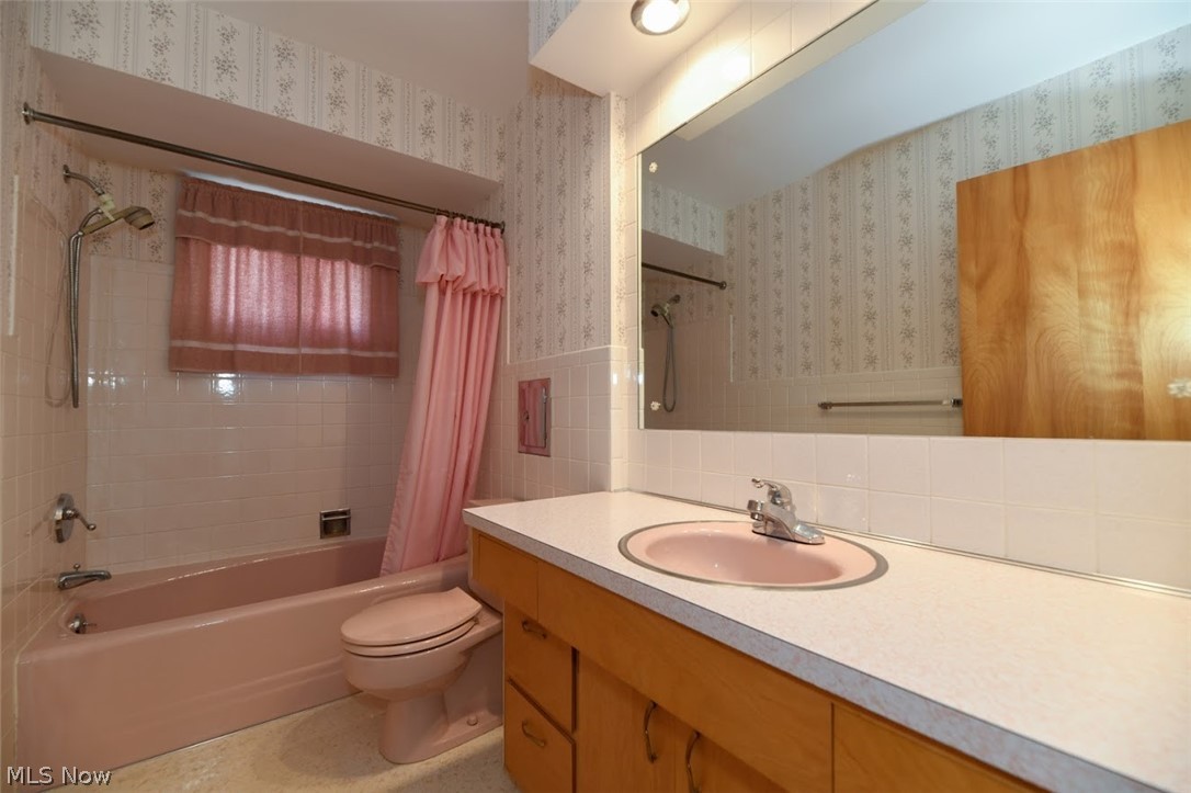 2511 Burnham Road Akron, OH 44333 - Photo 19 of 33 Full bath in hallway on first floor