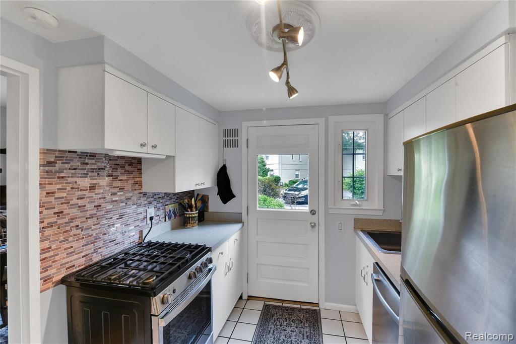 1735 Graefield Road Birmingham, MI 48009 - Photo 8 of 24