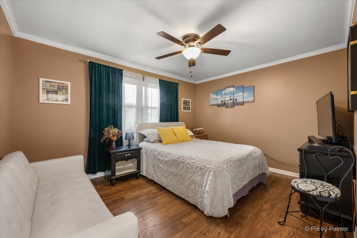 647 North Ridgemoor Avenue Mundelein, IL 60060 - Photo 19 of 39 a bedroom with a bed and wooden floor