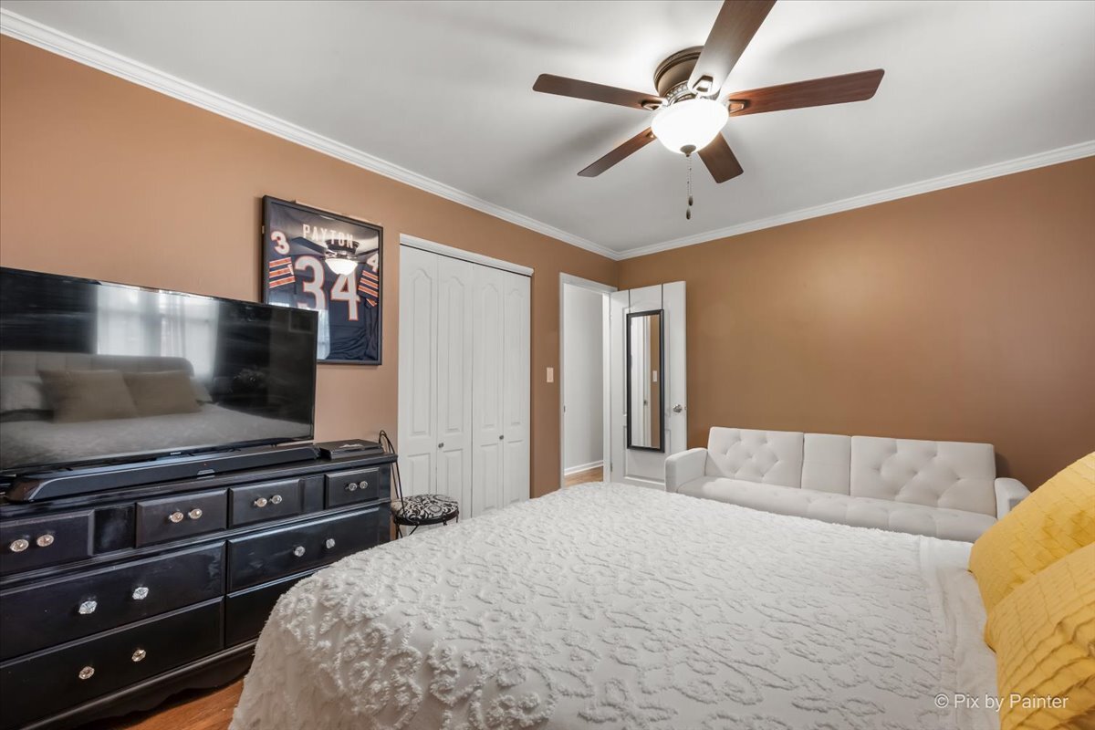 647 North Ridgemoor Avenue Mundelein, IL 60060 - Photo 20 of 39 a bedroom with a bed and a flat tv screen on dresser