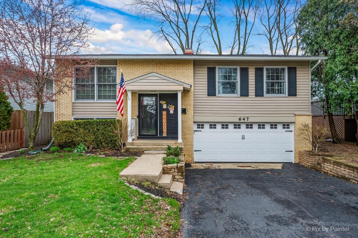 647 North Ridgemoor Avenue Mundelein, IL 60060 - Photo 2 of 39 a front view of a house with a yard