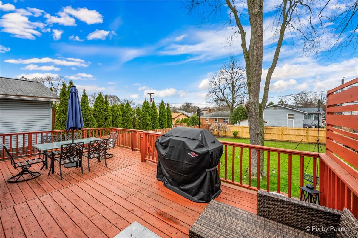 647 North Ridgemoor Avenue Mundelein, IL 60060 - Photo 27 of 39 a view of a balcony with chairs