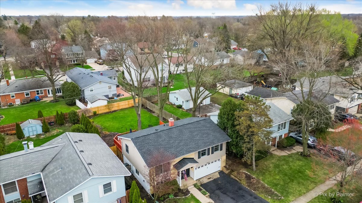 647 North Ridgemoor Avenue Mundelein, IL 60060 - Photo 31 of 39 an aerial view of a house with a garden